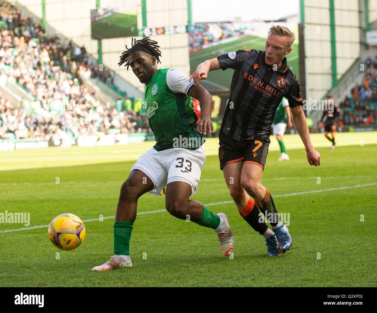 Edimburgo, Regno Unito. 02nd Apr, 2022. Cinch Premiership - Hibernian FC / Dundee United FC 2/4/2022. L'Hibernian ospita il Dundee Utd nella premiership cinch all'Easter Road Stadium di Edimburgo, Midlothian, Regno Unito. PIC mostra: HibsÕ difensore belga, Rocky Bushiri, scudi la palla dal centrocampista finlandese di Dundee Utd, Ilmari Niskanen. Credit: Ian Jacobs/Alamy Live News Foto Stock