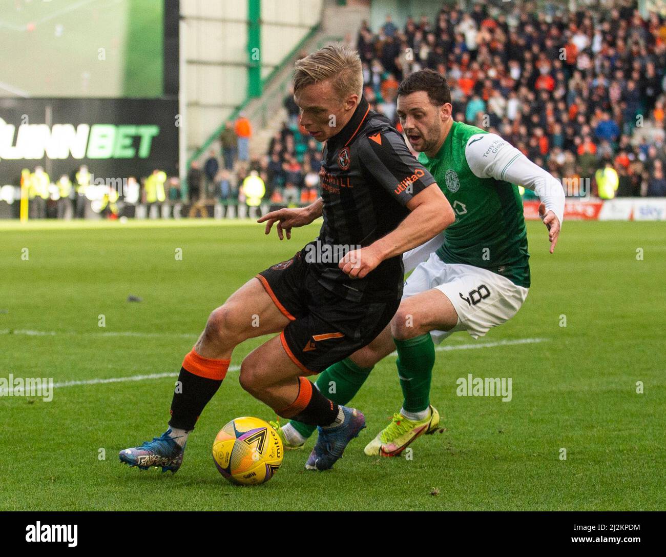 Edimburgo, Regno Unito. 02nd Apr, 2022. Cinch Premiership - Hibernian FC / Dundee United FC 2/4/2022. L'Hibernian ospita il Dundee Utd nella premiership cinch all'Easter Road Stadium di Edimburgo, Midlothian, Regno Unito. PIC mostra: Il centrocampista finlandese di Dundee Utd, Ilmari Niskanen, si allontana da HibsÕ Winger, Drey Wright. Credit: Ian Jacobs/Alamy Live News Foto Stock