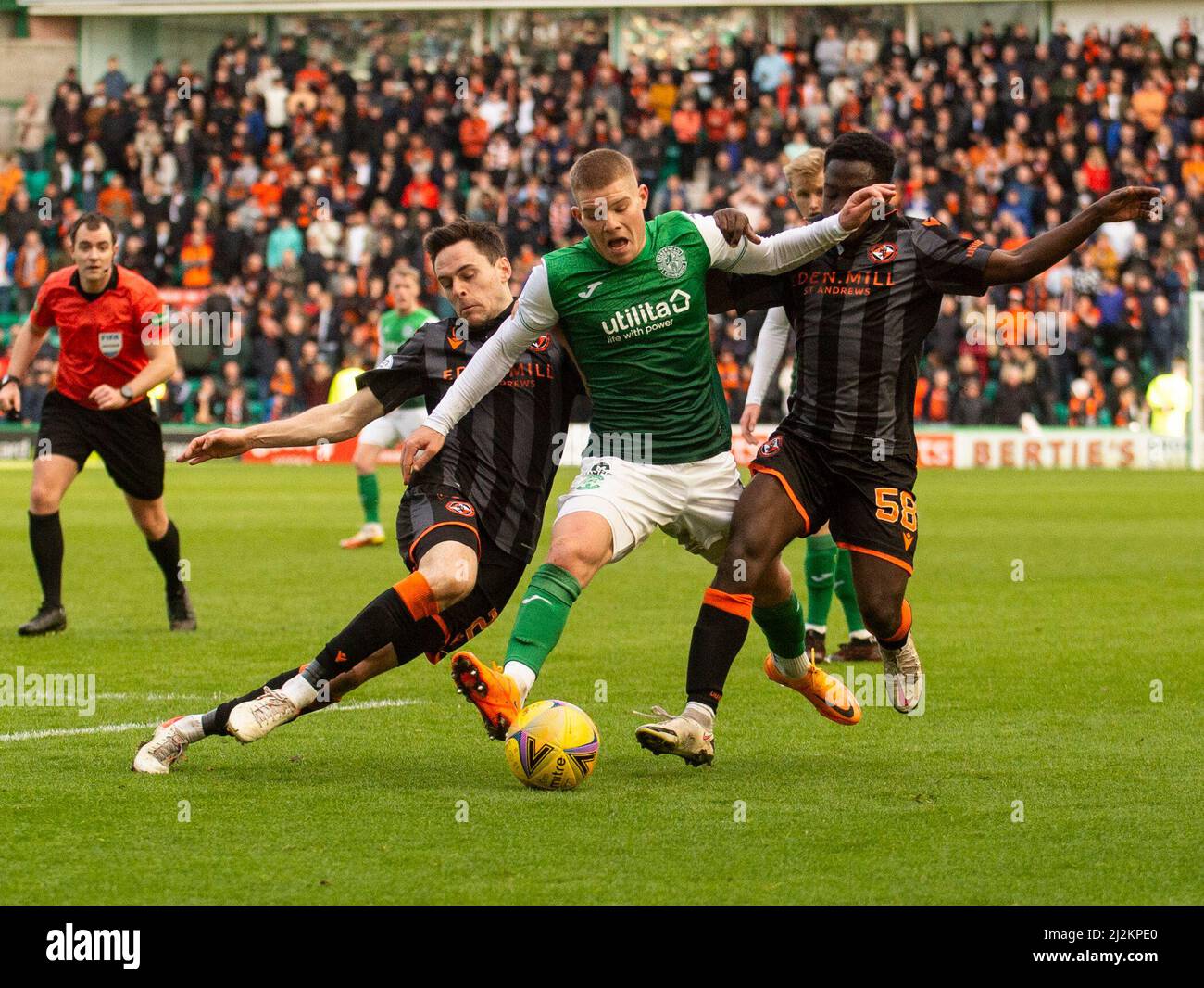 Edimburgo, Regno Unito. 02nd Apr, 2022. Cinch Premiership - Hibernian FC / Dundee United FC 2/4/2022. L'Hibernian ospita il Dundee Utd nella premiership cinch all'Easter Road Stadium di Edimburgo, Midlothian, Regno Unito. PIC mostra: HibsÕ il centrocampista americano, Chris Mueller, è affrontato da entrambe le parti da Dundee UtdÕs Liam Smith e Mathew Cudjoe. Credit: Ian Jacobs/Alamy Live News Foto Stock