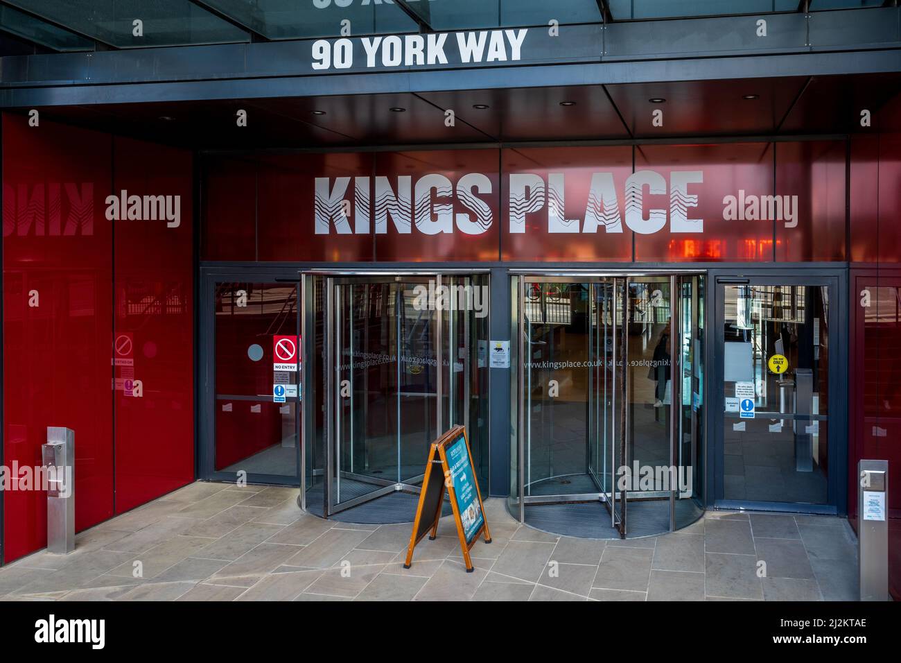 Ingresso al Kings Place London - il Kings Place contiene spazi per concerti, gallerie d'arte e uffici commerciali. Architetto Dixon Jones 2008. Foto Stock