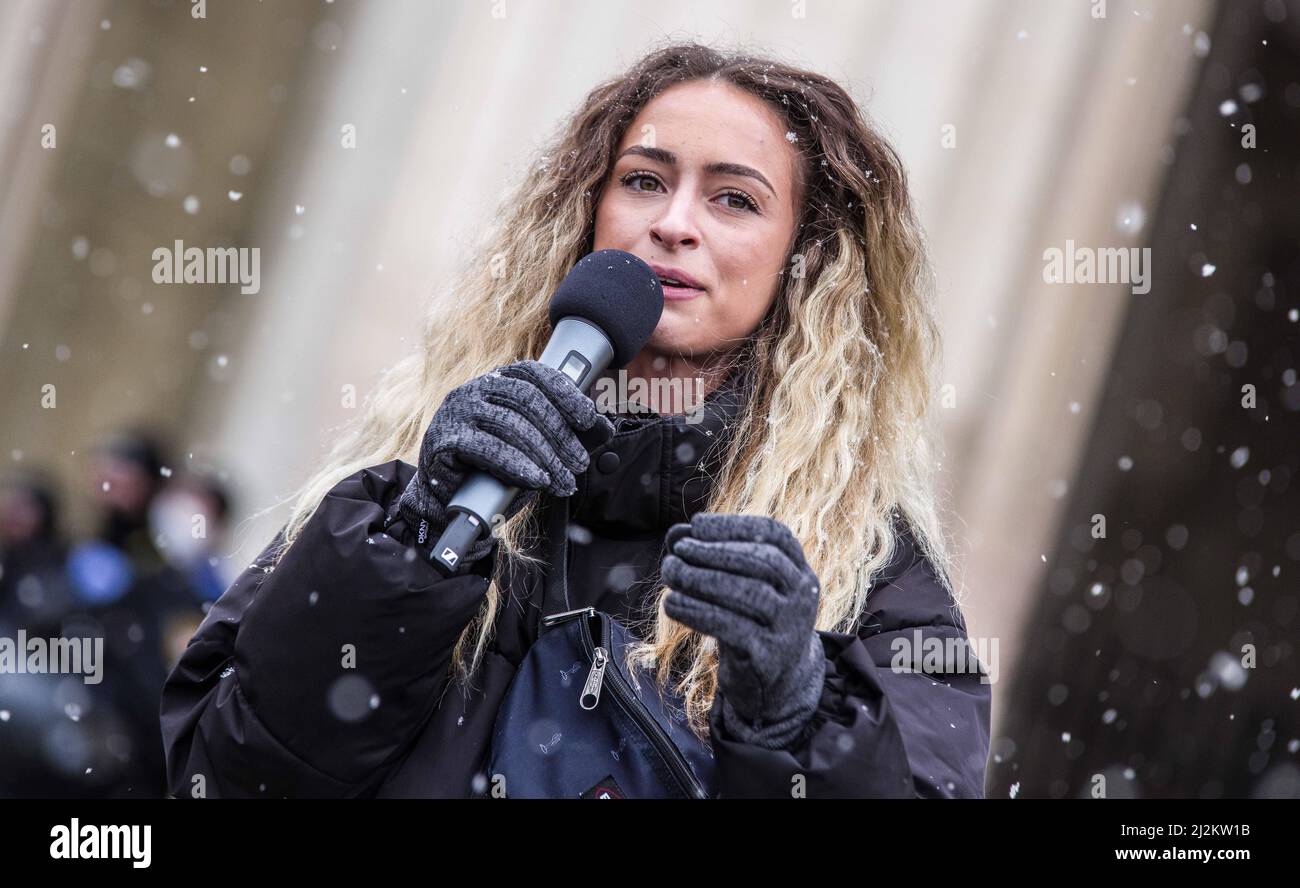 Monaco, Baviera, Germania. 2nd Apr 2022. SAMIRA YOUHA, ex assistente di preprarazione patologica presso l'Istituto patologico LMU, che è stato licenziato per la produzione di un video dall'interno della struttura. Youha sembra essere già stato sulla strada prima del fuoco per lanciare un'iniziativa di resistenza cospiratoriale contro lo Stato che ha anche flagolato. Nonostante le ampie distese delle normative anti-Corona, compresa l’eliminazione della maggior parte delle regole e ancora nessun requisito di vaccinazione, i ribelli Corona di Monaco, Germania, hanno organizzato una grande protesta soprattutto contro i vaccini e i mandati vaccinali che Foto Stock