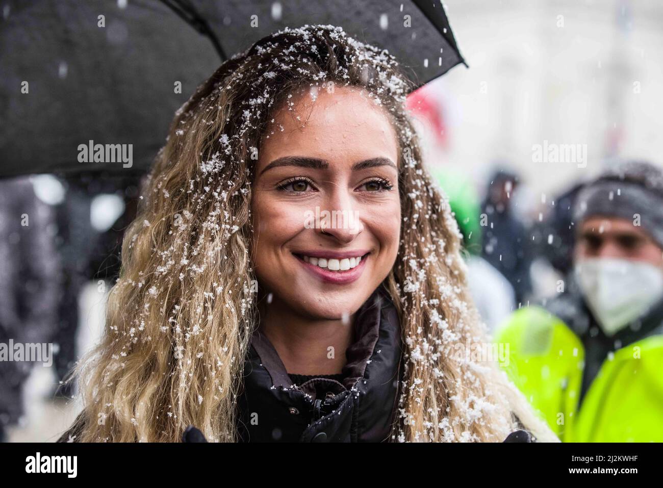 Monaco, Baviera, Germania. 2nd Apr 2022. SAMIRA YOUHA, ex assistente di preprarazione patologica presso l'Istituto patologico LMU, che è stato licenziato per la produzione di un video dall'interno della struttura. Youha sembra essere già stato sulla strada prima del fuoco per lanciare un'iniziativa di resistenza cospiratoriale contro lo Stato che ha anche flagolato. Nonostante le ampie distese delle normative anti-Corona, compresa l’eliminazione della maggior parte delle regole e ancora nessun requisito di vaccinazione, i ribelli Corona di Monaco, Germania, hanno organizzato una grande protesta soprattutto contro i vaccini e i mandati vaccinali che Foto Stock