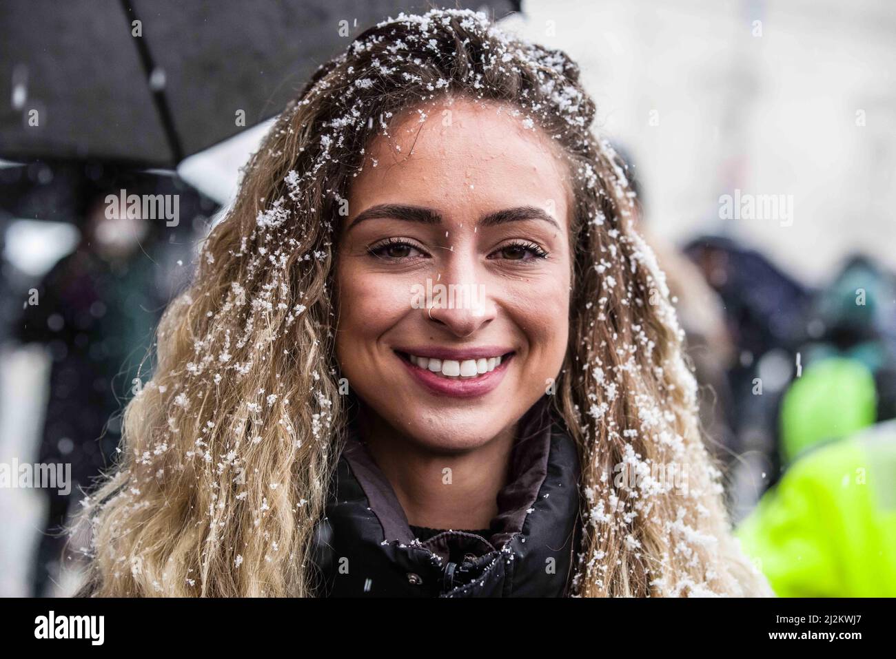 Monaco, Baviera, Germania. 2nd Apr 2022. SAMIRA YOUHA, ex assistente di preprarazione patologica presso l'Istituto patologico LMU, che è stato licenziato per la produzione di un video dall'interno della struttura. Youha sembra essere già stato sulla strada prima del fuoco per lanciare un'iniziativa di resistenza cospiratoriale contro lo Stato che ha anche flagolato. Nonostante le ampie distese delle normative anti-Corona, compresa l’eliminazione della maggior parte delle regole e ancora nessun requisito di vaccinazione, i ribelli Corona di Monaco, Germania, hanno organizzato una grande protesta soprattutto contro i vaccini e i mandati vaccinali che Foto Stock