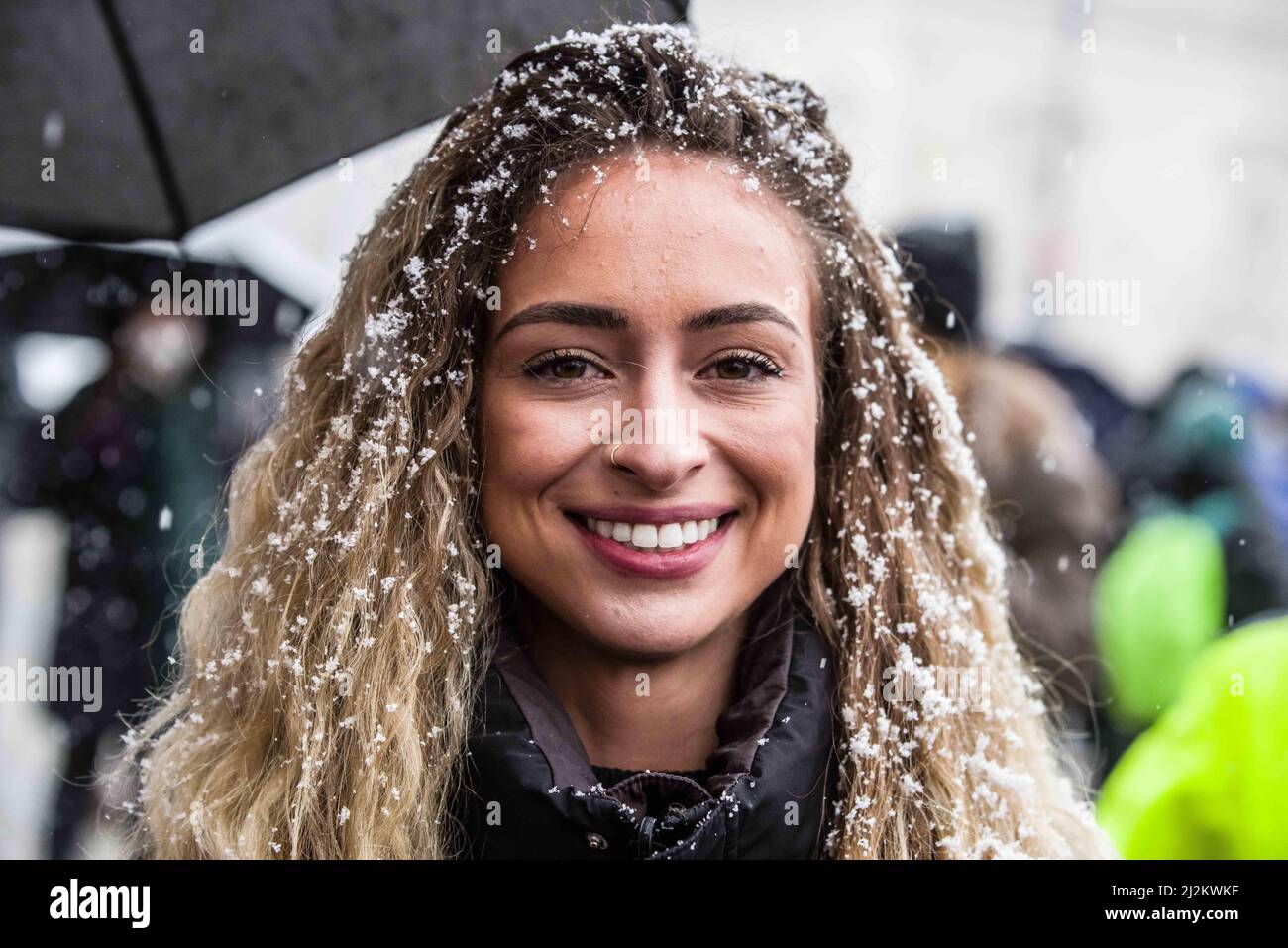 Monaco, Baviera, Germania. 2nd Apr 2022. SAMIRA YOUHA, ex assistente di preprarazione patologica presso l'Istituto patologico LMU, che è stato licenziato per la produzione di un video dall'interno della struttura. Youha sembra essere già stato sulla strada prima del fuoco per lanciare un'iniziativa di resistenza cospiratoriale contro lo Stato che ha anche flagolato. Nonostante le ampie distese delle normative anti-Corona, compresa l’eliminazione della maggior parte delle regole e ancora nessun requisito di vaccinazione, i ribelli Corona di Monaco, Germania, hanno organizzato una grande protesta soprattutto contro i vaccini e i mandati vaccinali che Foto Stock