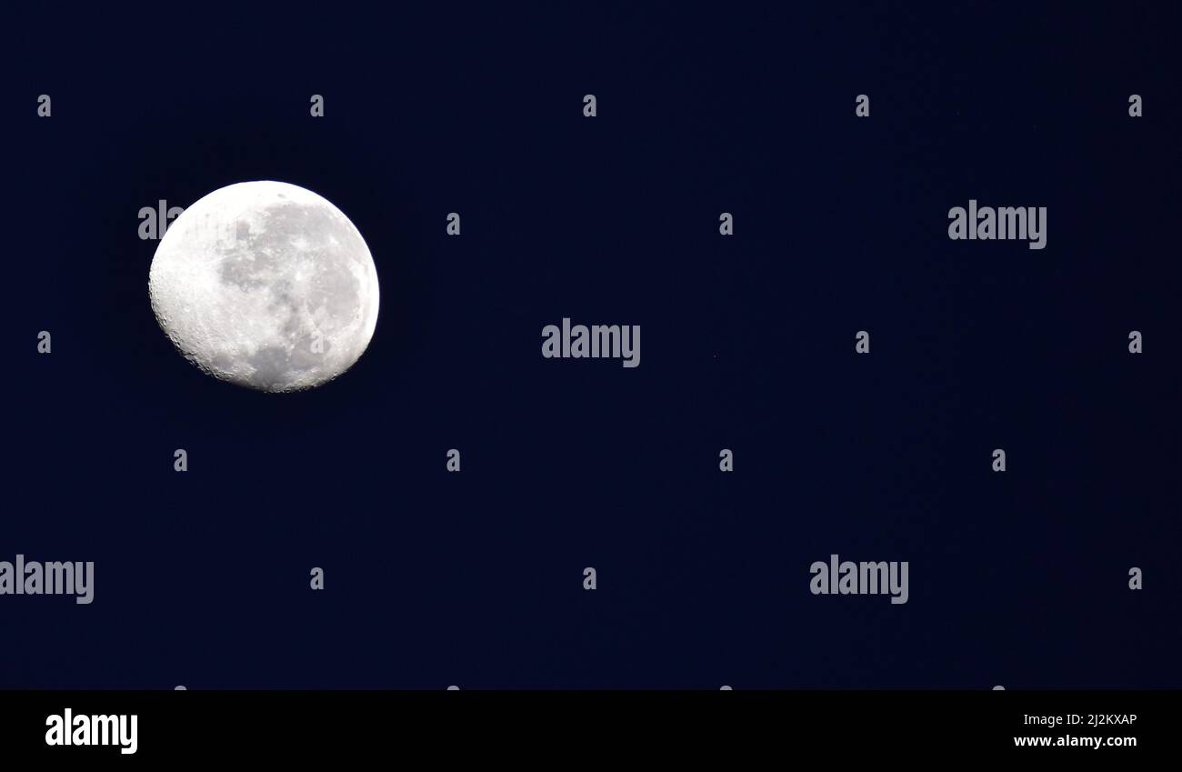 Primo piano della Luna in una notte oscura senza Stelle Foto Stock