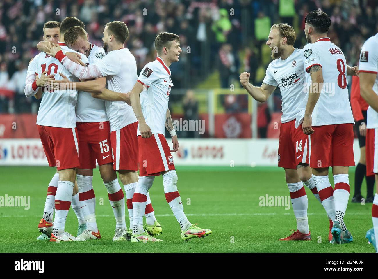 CHORZOW, POLONIA - 29 MARZO 2022: Partita di qualificazione della Coppa del mondo FIFA 2022 POLONIA - SVEZIA 2:0. Gioia di Sebastian Szymanski (L) e Tymoteusz Foto Stock