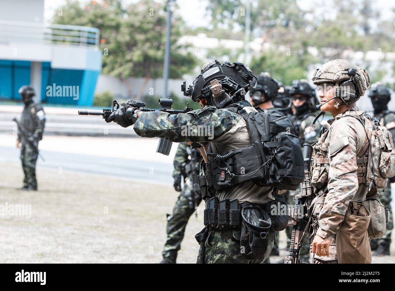 BANGKOK, Thailandia -- i membri del Thailand Counter-Terrorism Operations Center eseguono la formazione di marketing di combattimento insieme alle Berette Verdi dell'Esercito degli Stati Uniti con 1st Battaglione, 1st Special Forces Group (Airborne) 16-23 marzo 2022. L'addestramento ha affinato le forze di operazioni speciali le abilità combinate critiche delle armi, che consistevano in pistole e fondamenti del fucile, tra le altre tecniche avanzate di tiro. La formazione ha fornito l'opportunità al SOF statunitense di lavorare insieme ai partner tailandesi e di aumentare l'interoperabilità tra le forze. Una forte alleanza di difesa statunitense-tailandese lungimirante, radicata nel pugno Foto Stock
