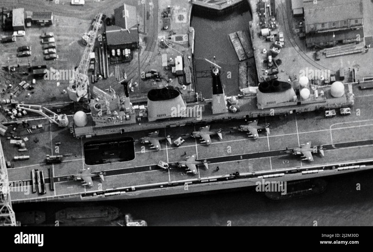 Il Regno Unito si prepara per la Guerra nelle Falklands navi della Royal Navy e vettori aerei che vengono caricati e preparati il giorno prima che la flotta navigasse da Portsmouth al Sud Atlantico Foto Stock