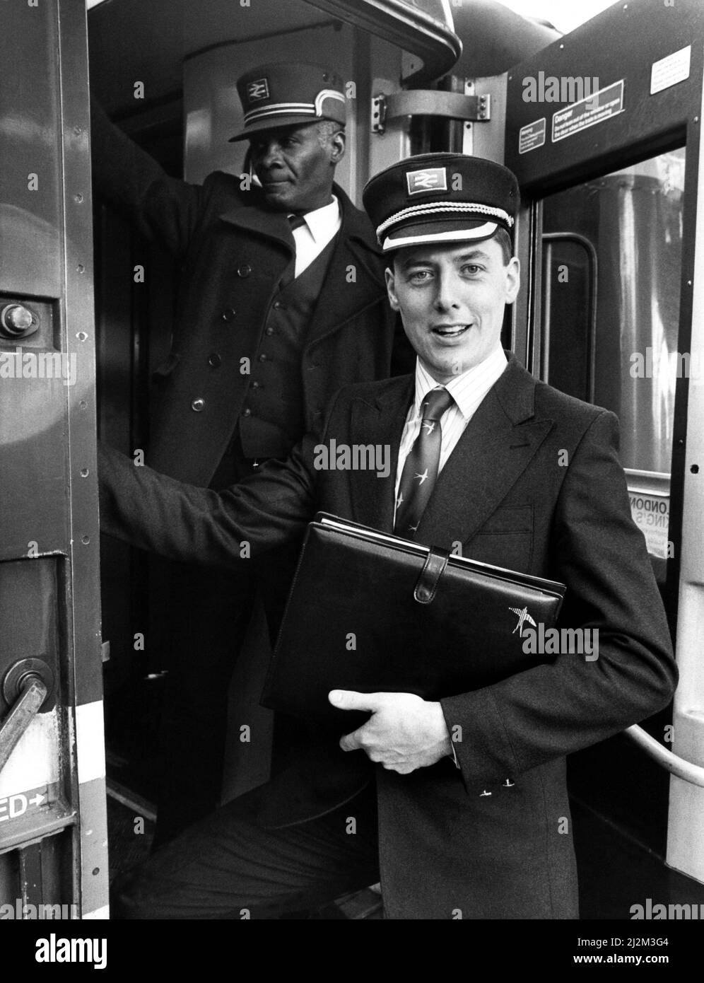 La nuova super guardia di British Rail, Ken Garvock di Hebburn, ha iniziato il suo nuovo lavoro sui treni Intercity il 22nd marzo 1989 Foto Stock