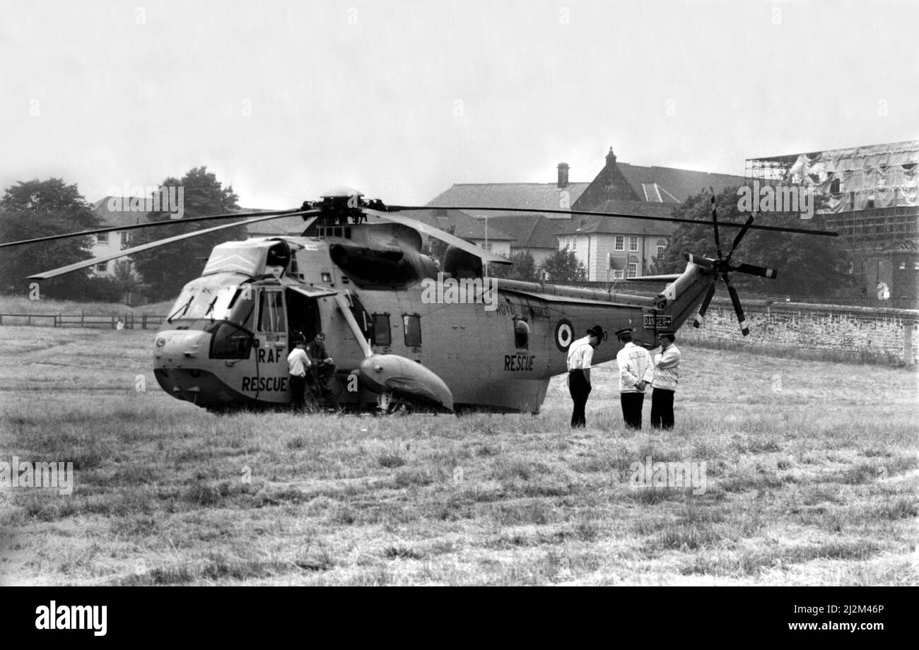 La RAF cerca e salva Westland Sea King elicottero da RAF Boulmer, che ha salvato un equipaggio Tornado dal Mare del Nord. Il Tornado si era schiantato 36 miglia ad est di Newbiggin uccidendo uno degli equipaggi, che è stato poi prelevato da una barca da pesca. Il Sea King portò l'uomo sopravvissuto alla Royal Victoria Infirmary di Newcastle per il trattamento dell'ipemia. 21/07/1989 Foto Stock