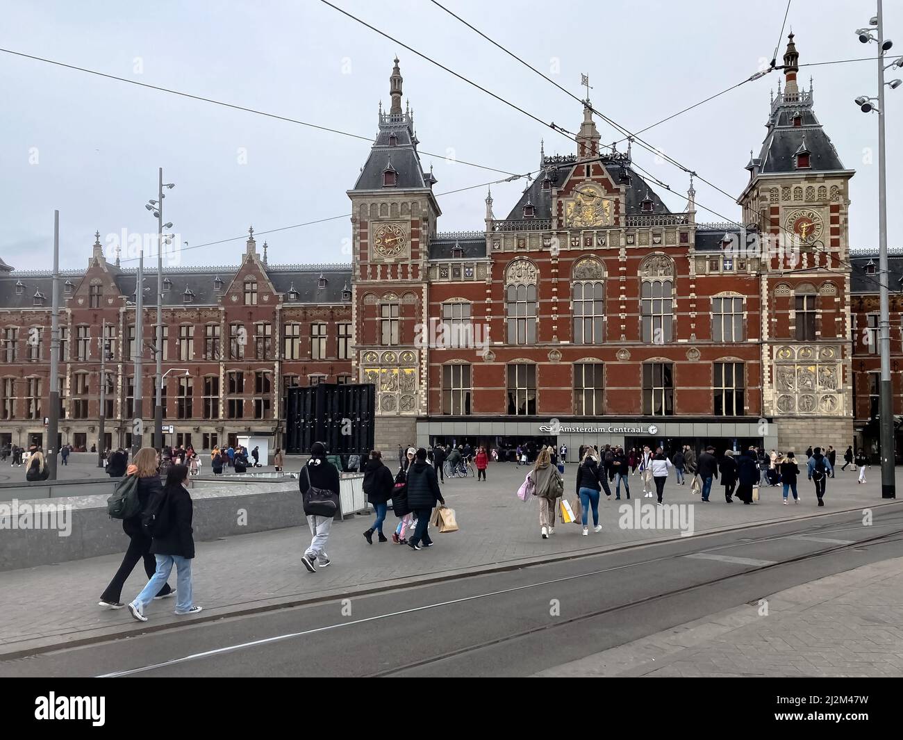 Dettaglio architettonico della stazione centrale di Amsterdam, un importante centro ferroviario internazionale e la più grande stazione ferroviaria di Amsterdam, Paesi Bassi Foto Stock