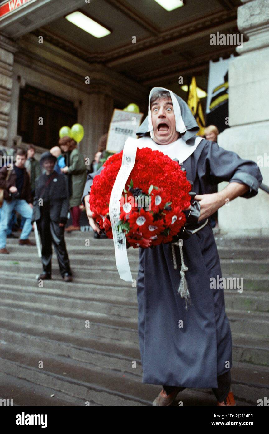 Il comico e l'attore Terry Jones partecipa a una protesta del tunnel ferroviario fuori dalla stazione di Waterloo, Londra. 4th marzo 1989. Foto Stock