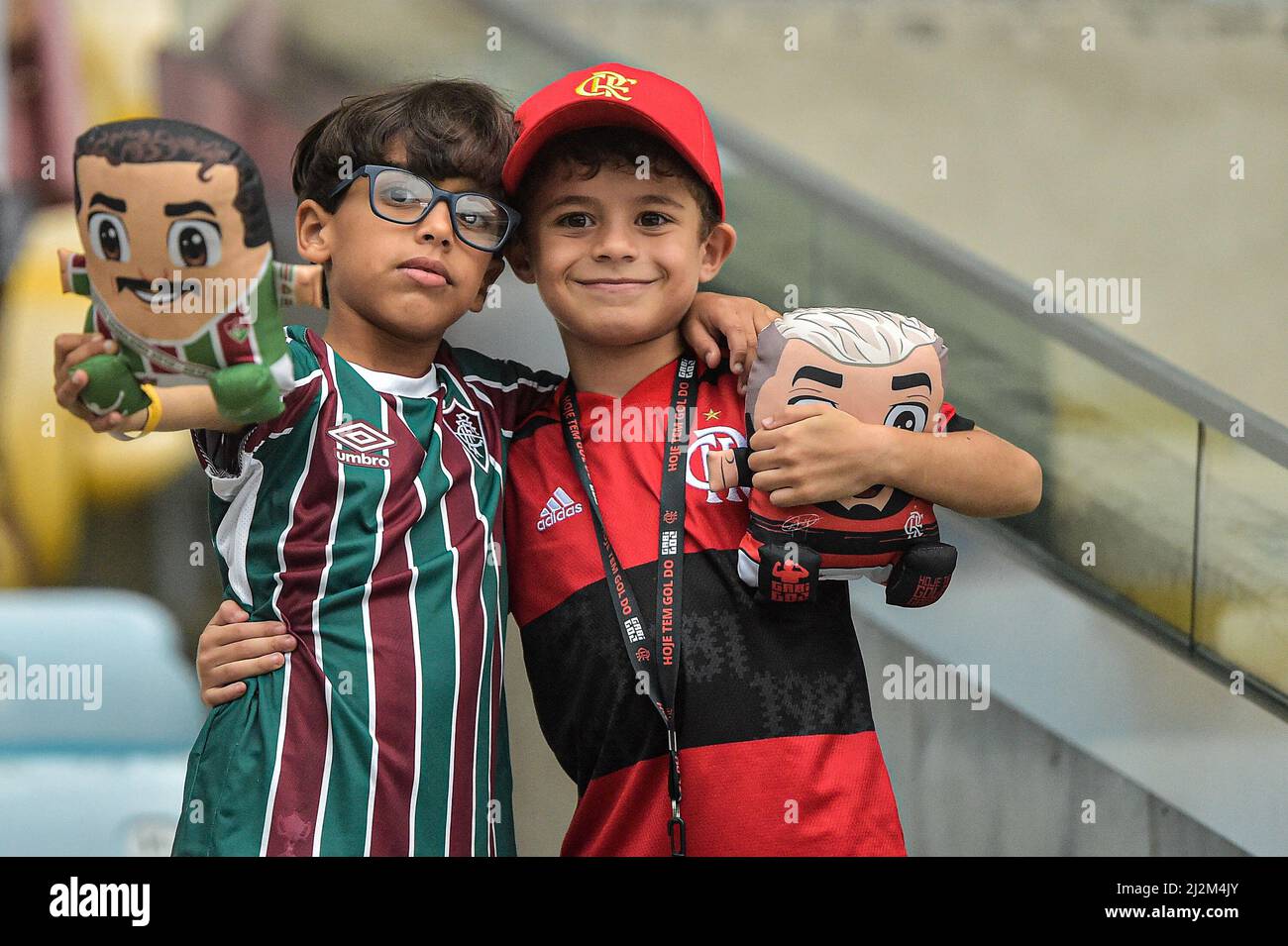 Rio de Janeiro, Brasile. 02nd Apr 2022. RJ - Rio de Janeiro - 02/04/2022 - CARIOCA 2022 FINAL, FLUMINENSE X FLAMENGO - Supporters durante una partita tra Fluminense e Flamengo allo stadio Maracana per il campionato Carioca 2022. Foto: Thiago Ribeiro/AGIF Credit: AGIF/Alamy Live News Foto Stock