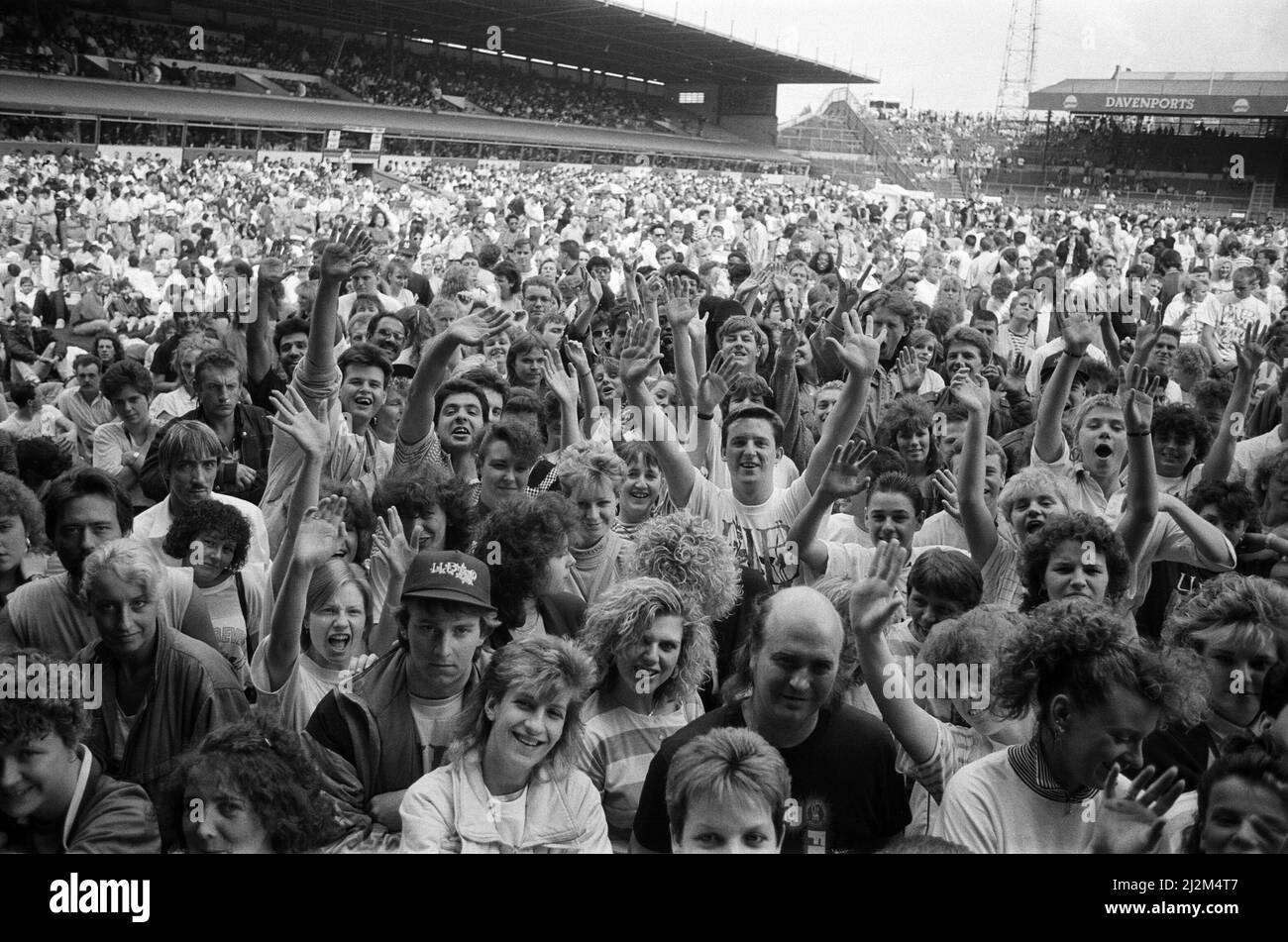 Il Birmingham City's Ground, stadio St Andrews, ospita UB40 spettatori, di fronte a 24.000 tifosi. 11th giugno 1989. Foto Stock