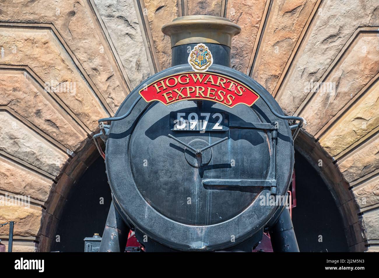 ORLANDO, USA - MARZO 07 2022: Treno a vapore Hogwards Express presso gli Universal Studios Florida Foto Stock