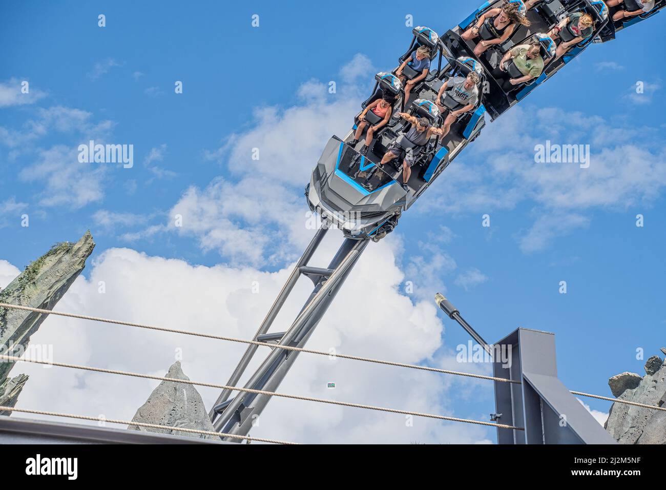 ORLANDO, USA - MARZO 07 2022: Montagne russe Velocicoaster alle Isole dell'Avventura Florida Foto Stock