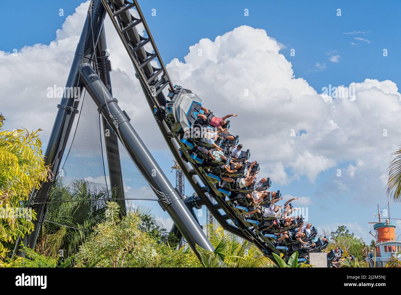 ORLANDO, USA - MARZO 07 2022: Montagne russe Velocicoaster alle Isole dell'Avventura Florida Foto Stock