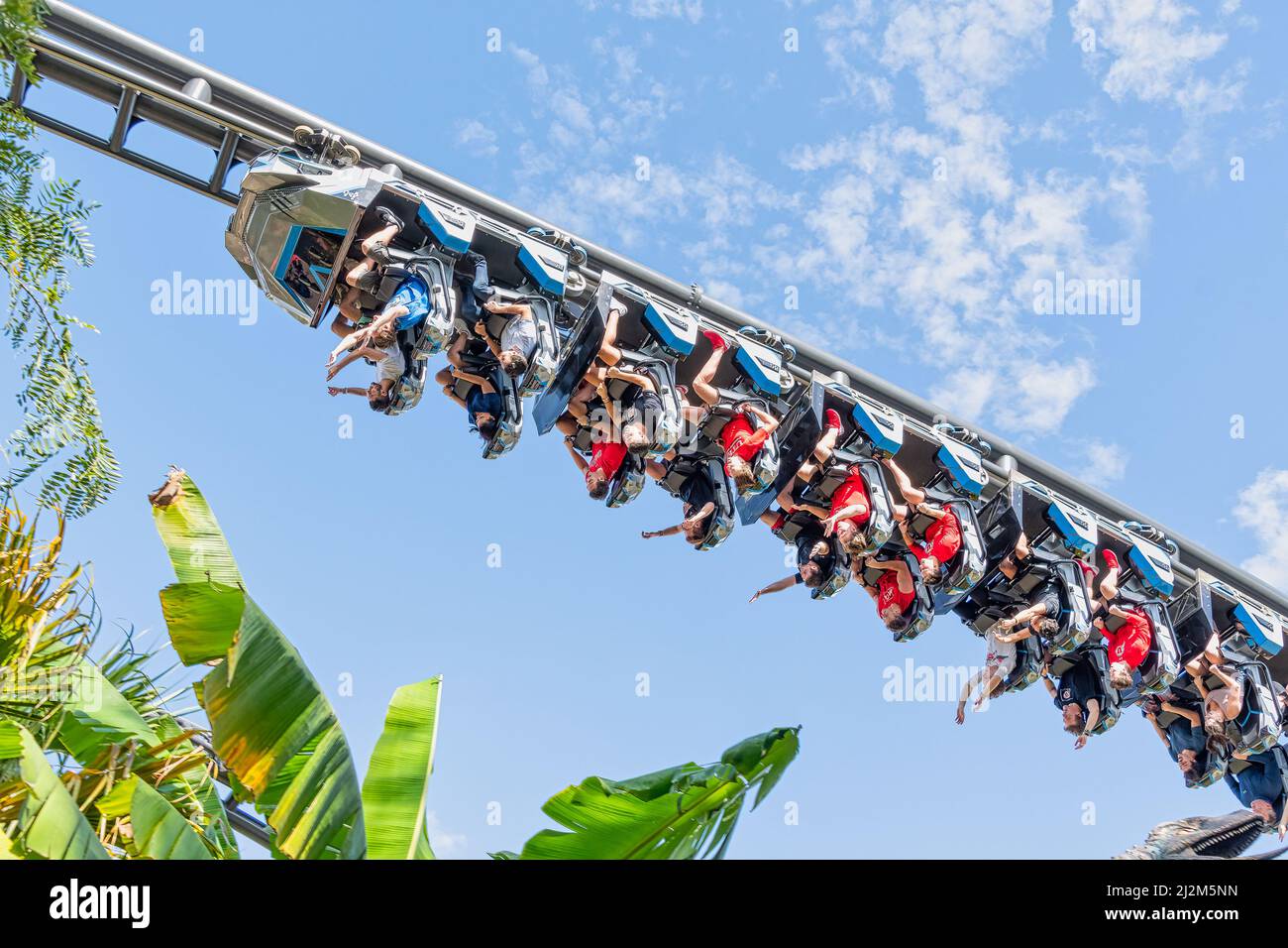 ORLANDO, USA - MARZO 07 2022: Montagne russe Velocicoaster alle Isole dell'Avventura Florida Foto Stock