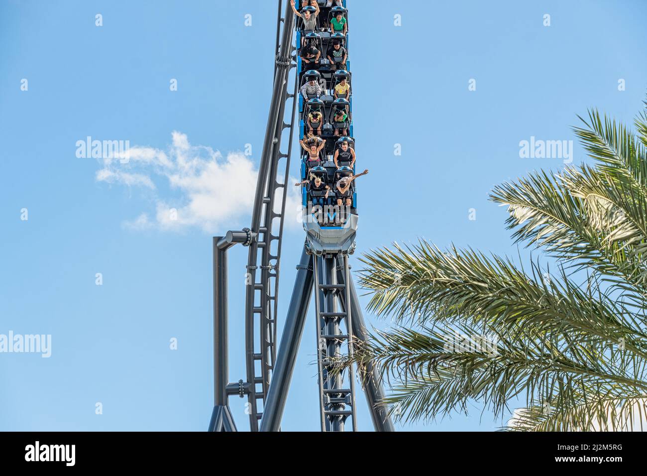 ORLANDO, USA - MARZO 07 2022: Montagne russe Velocicoaster alle Isole dell'Avventura Florida Foto Stock