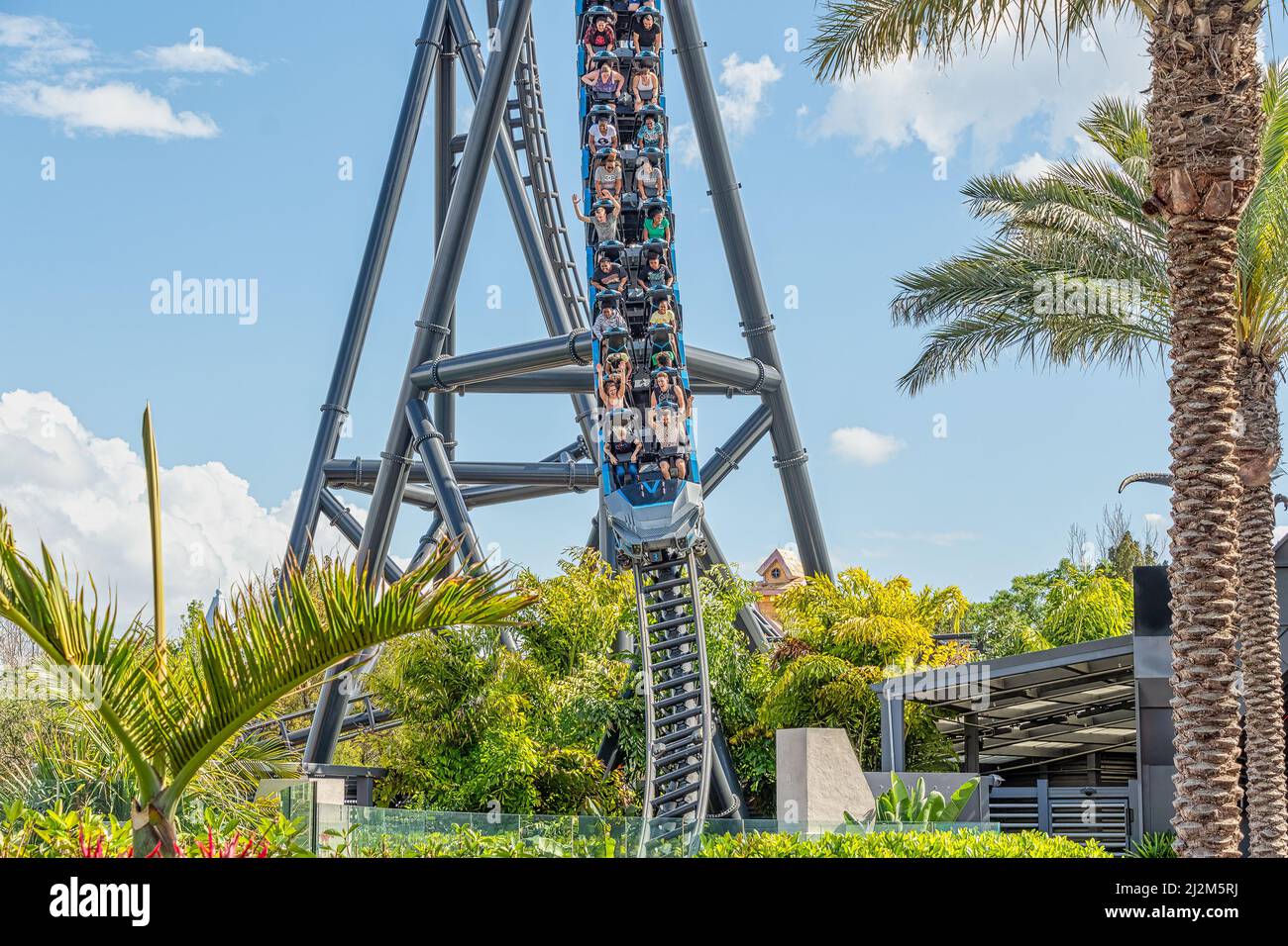 ORLANDO, USA - MARZO 07 2022: Montagne russe Velocicoaster alle Isole dell'Avventura Florida Foto Stock