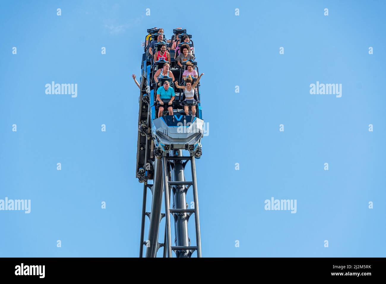 ORLANDO, USA - MARZO 07 2022: Montagne russe Velocicoaster alle Isole dell'Avventura Florida Foto Stock