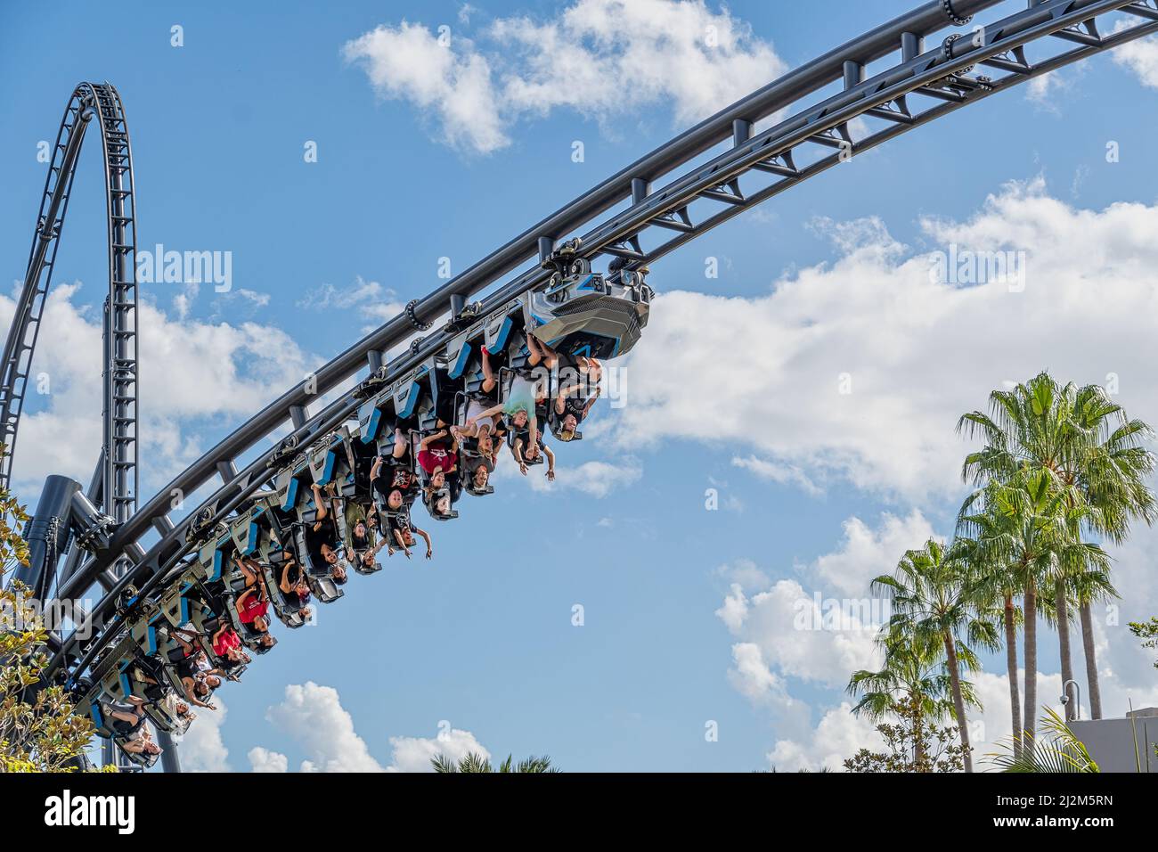 ORLANDO, USA - MARZO 07 2022: Montagne russe Velocicoaster alle Isole dell'Avventura Florida Foto Stock