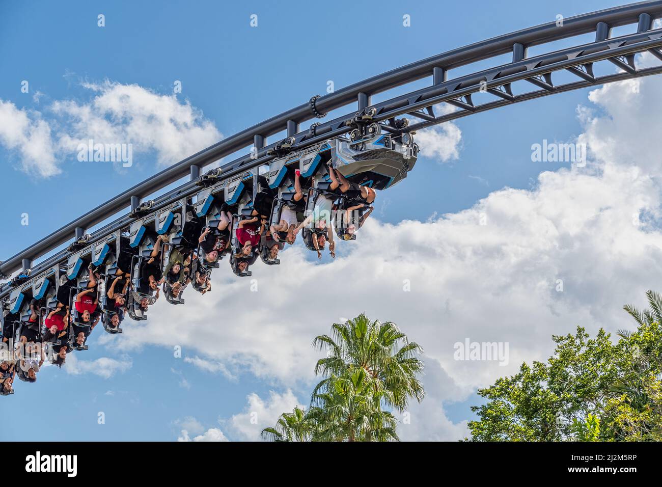 ORLANDO, USA - MARZO 07 2022: Montagne russe Velocicoaster alle Isole dell'Avventura Florida Foto Stock