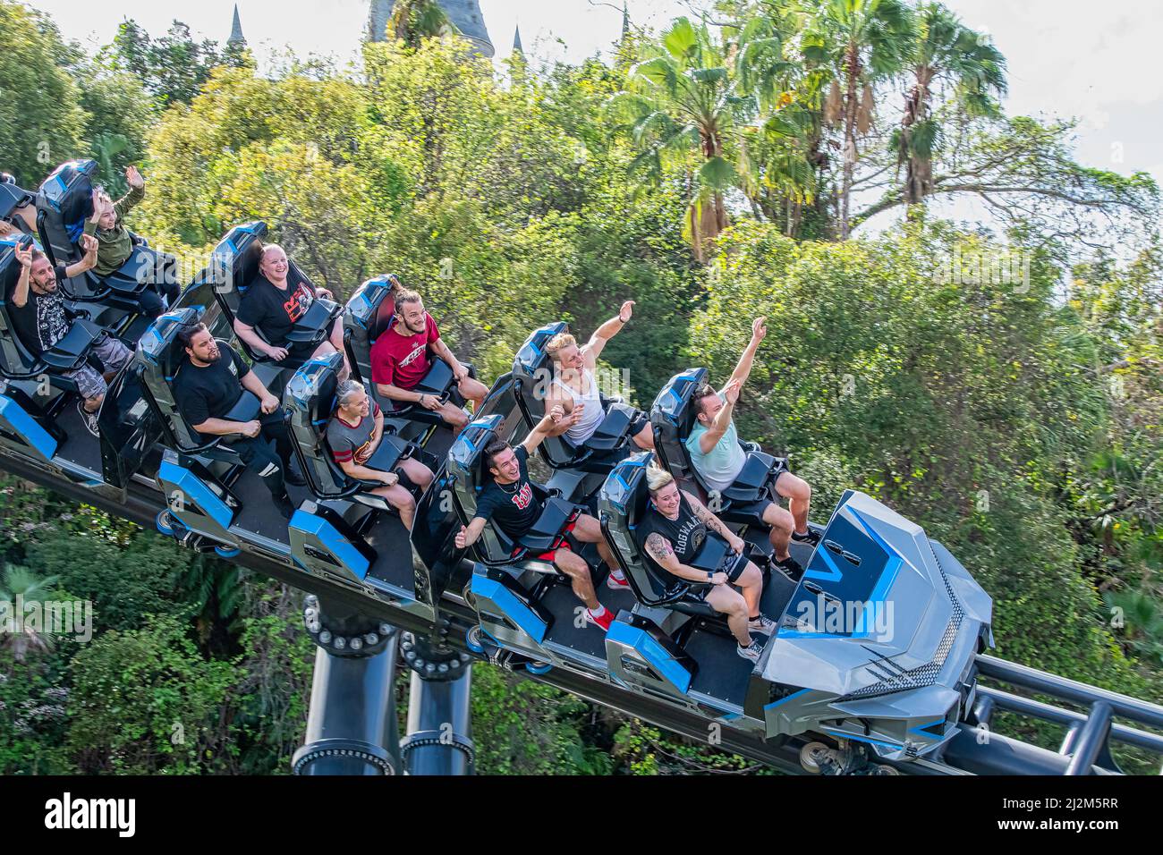 ORLANDO, USA - MARZO 07 2022: Montagne russe Velocicoaster alle Isole dell'Avventura Florida Foto Stock