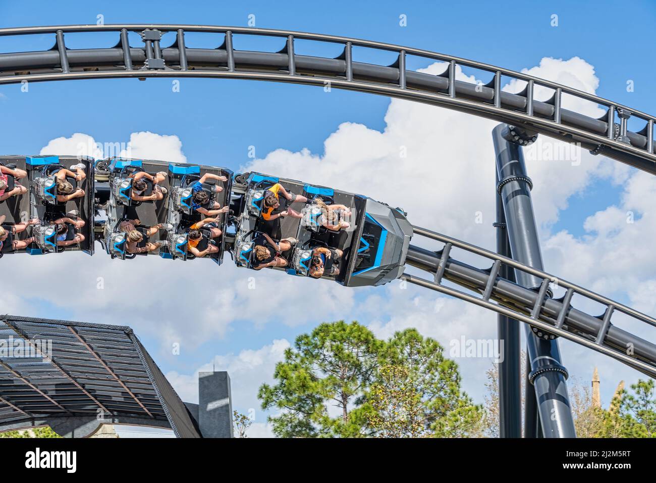 ORLANDO, USA - MARZO 07 2022: Montagne russe Velocicoaster alle Isole dell'Avventura Florida Foto Stock