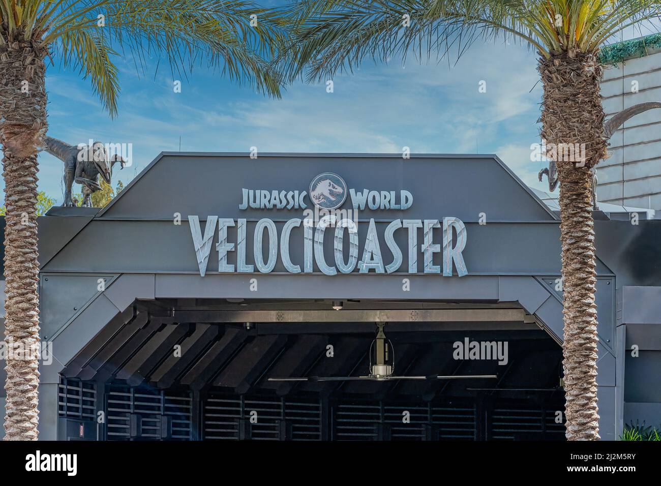 ORLANDO, USA - MARZO 07 2022: Ingresso alle montagne russe Velocicoaster alle Islands of Adventure Florida Foto Stock