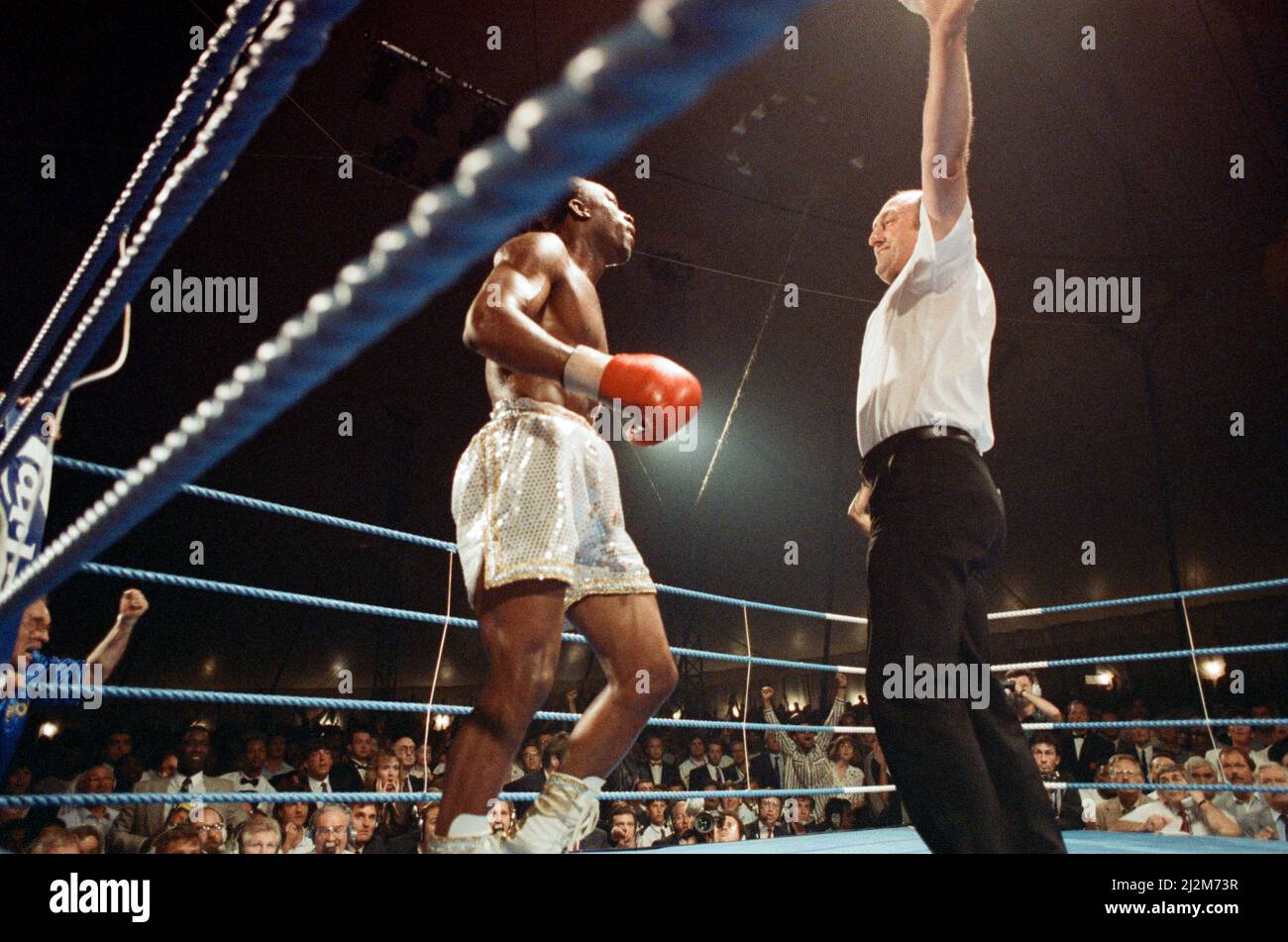 Michael Watson vs Nigel Benn per il titolo di centrocampista del Commonwealth britannico. La lotta si è svolta all'aperto a Finsbury Park a nord di Londra. Watson ha inflitto la prima sconfitta di Benn da parte di TKO nel round 6, per diventare campione del Commonwealth. 21st maggio 1989 Foto Stock