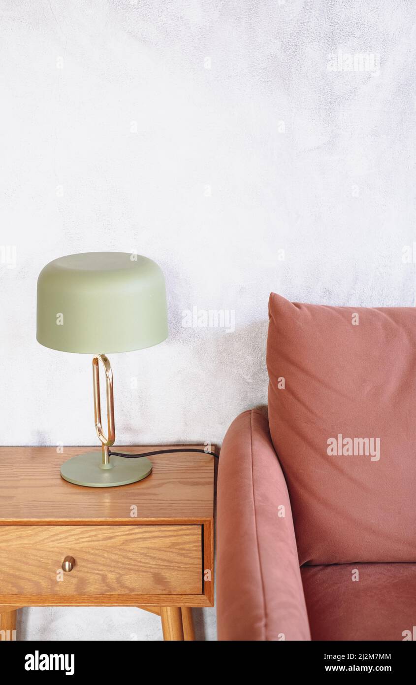 interni design bianco muro mattoni colore corallo poltrona Foto Stock