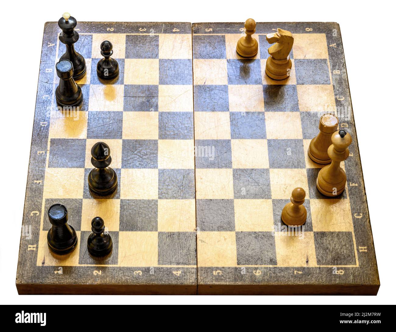 Scacchiera con pezzi di scacchi e spazio copia isolato su sfondo bianco, vista dall'alto della scacchiera durante la partita. Concetto di strategia di scacchi, disegnare, Foto Stock