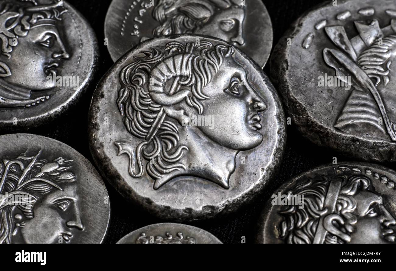 Monete greche antiche primo piano, ritratto di Alessandro il Grande nel centro, monete in argento tetradrachm. Concetto di denaro raro vecchio, monete preziose collectio Foto Stock
