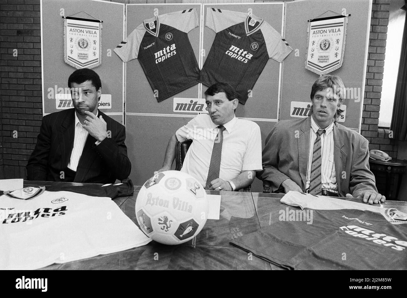 Nuove firme Aston Villa, con il manager Graham Taylor. Da sinistra a destra, Paul McGrath, Graham Taylor e Kent Nielsen. 24th luglio 1989 Foto Stock