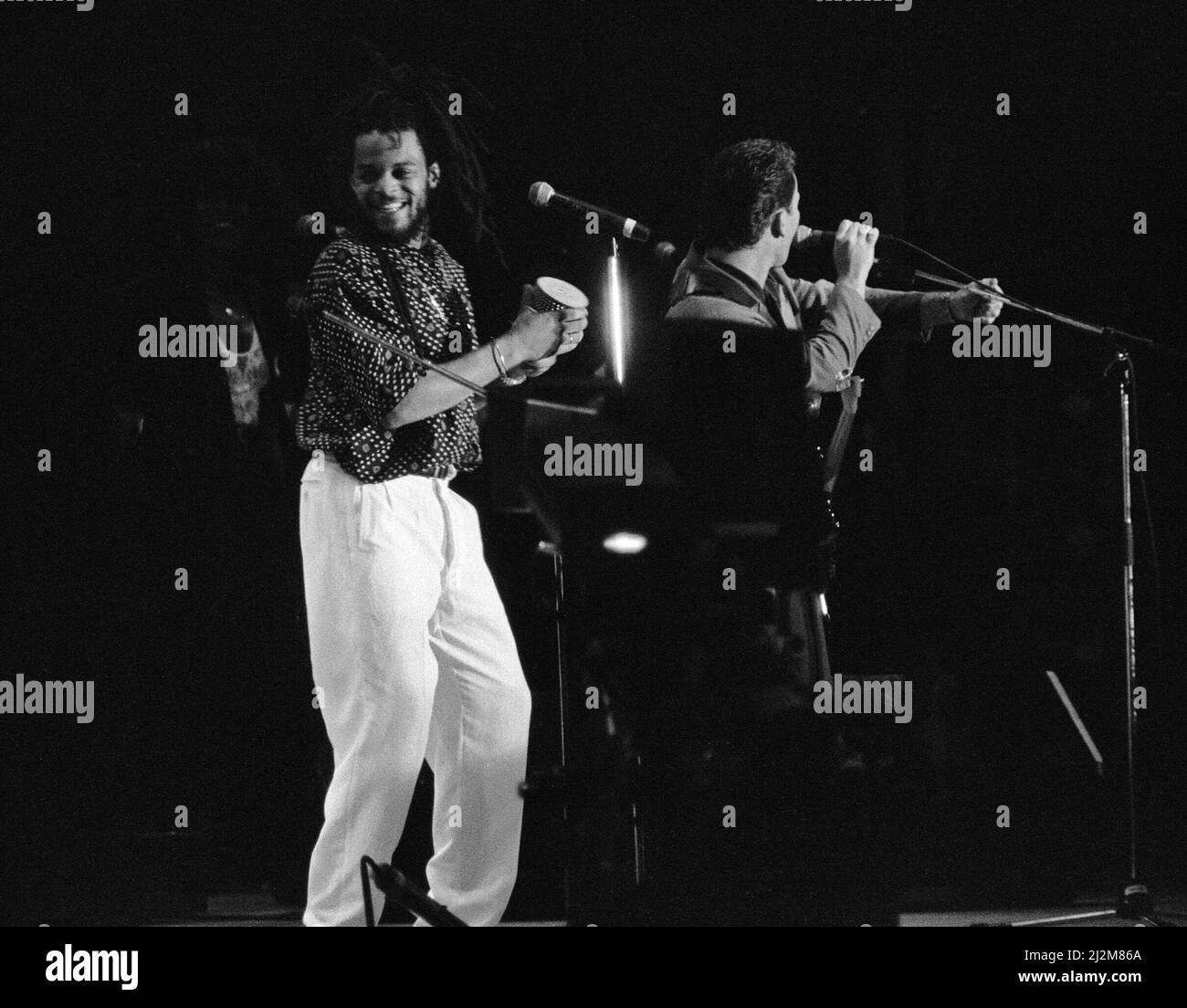 UB40 esibizione in concerto allo stadio St Andrew di Birmingham. Nella foto, Astro e Robin Campbell sul palco. 10th giugno 1989. Foto Stock