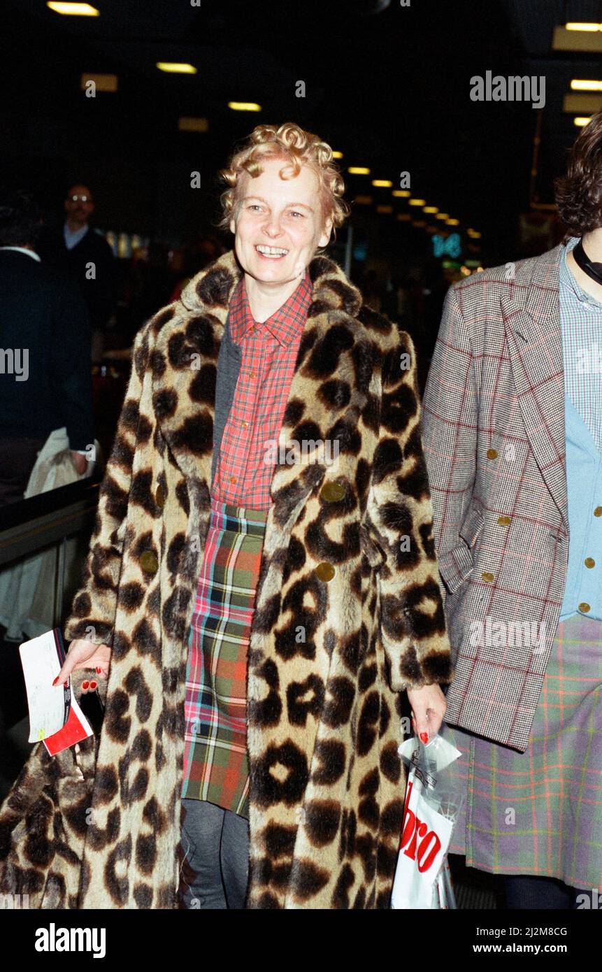 La stilista britannica Vivienne Westwood, raffigurata presso l'aeroporto di Londra Heathrow, in direzione di Parigi . 20th ottobre 1991. Foto Stock
