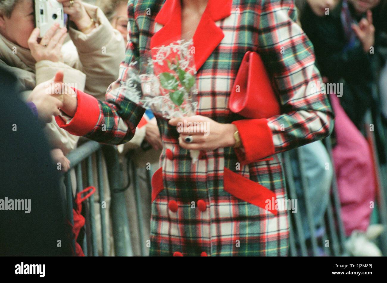 HRH la Principessa del Galles, la Principessa Diana, visita Didsbury e Wigan nel nord-ovest dell'Inghilterra. L'immagine mostra un primo piano dell'anello di aggancio di Diana. Durante la visita la Principessa aprì anche il Francis House Children's Hospice. ***Nota ai redattori: Non è chiaro se queste immagini sono dalla visita dell'ospizio, Ma è lo stesso giorno, zona e parte del programma della principessa Diana quel giorno.*** il Francis House Children's Hospice è stato aperto il 25 novembre 1991 da Diana, la principessa del Galles, per provvedere cura per i bambini gravemente malati nel nord-ovest. Ha fornito un sostegno vitale per oltre 500 bambini Foto Stock