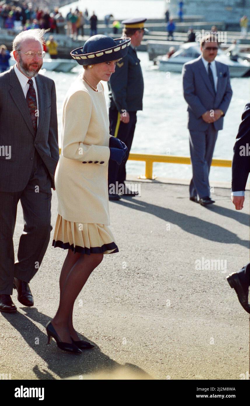 S.A.R. la Principessa del Galles, la Principessa Diana e S.A.R. il Principe di Galles, il Principe Carlo, durante il loro tour in Canada. Ottobre 1991. La foto mostra la coppia a Kingston, Ontario, Canada. A Kingston visitarono la Queens University, la Rideaucrest Retirement Home Picture scattata il 28th ottobre 1991. Foto Stock