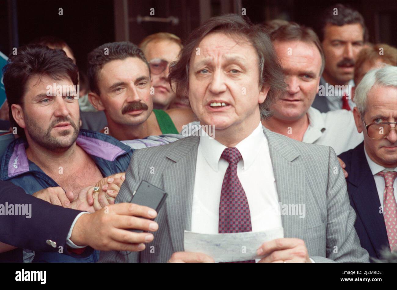 Il comico Ken Dodd, dopo essere stato assolto dalle tasse di evasione. Liverpool Crown Court. 21st luglio 1989. Foto Stock