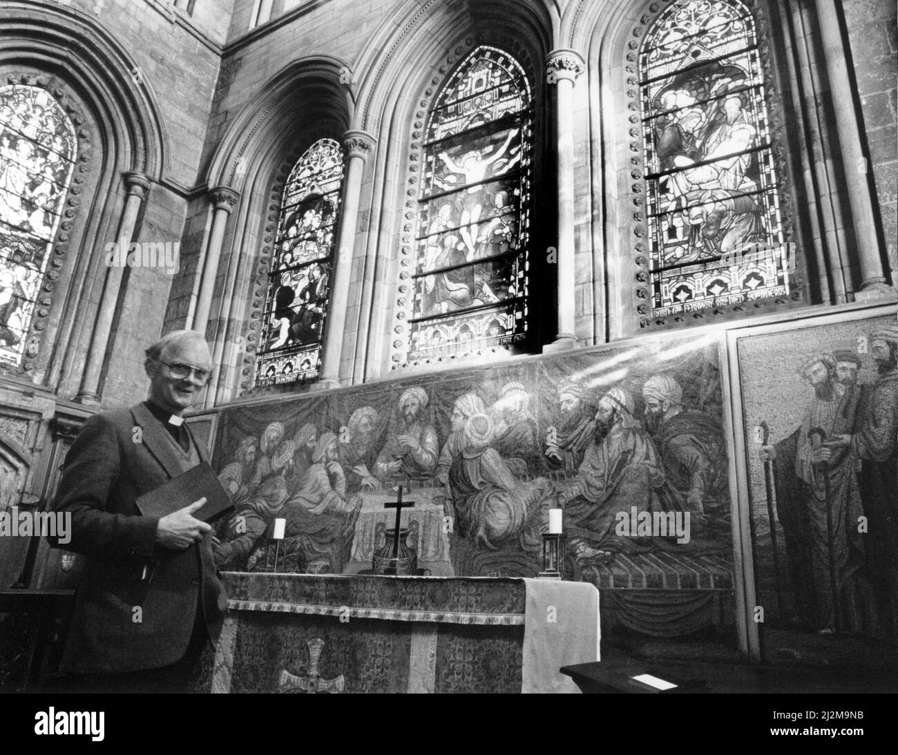 Il Rev.do Gready alla rotaia dell'altare che mostra il mosaico dell'artista John Dobbin. St Cuthbert's Church, Darlington, 25th gennaio 1989. Foto Stock