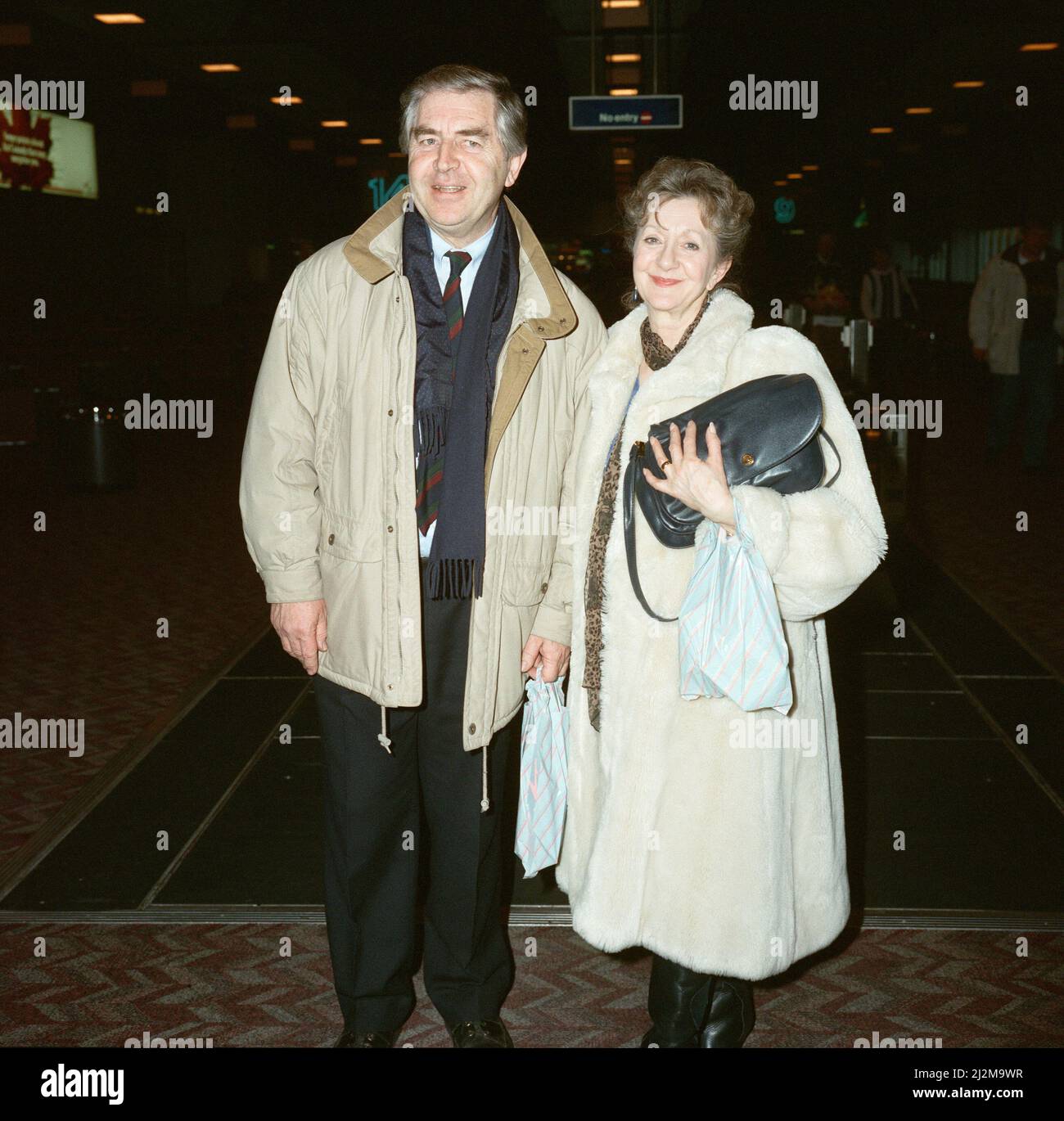 Via dell'incoronazione Thelma Barlow e Peter Baldwin all'aeroporto di Heathrow. 28th febbraio 1991. Foto Stock