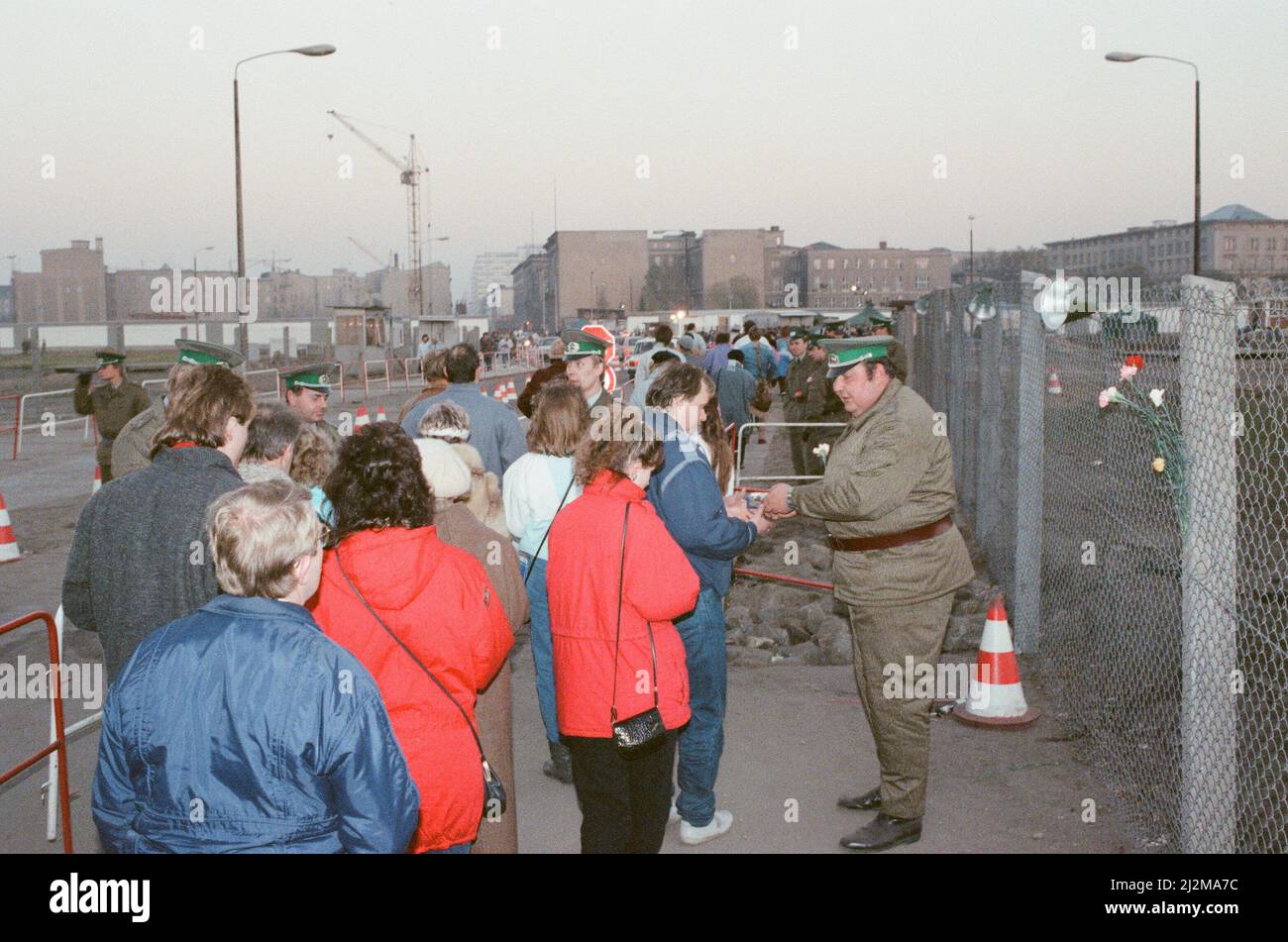Berlino Ovest, Germania, 10 giorni dopo il rilassamento del valico di frontiera da parte del governo della RDT. Ciò ha permesso ai cittadini della germania orientale di attraversare Berlino ovest e la Germania ovest, foto scattate il 19th novembre 1989. Nella foto: Le guardie di frontiera eseguono i controlli più cursory Foto Stock