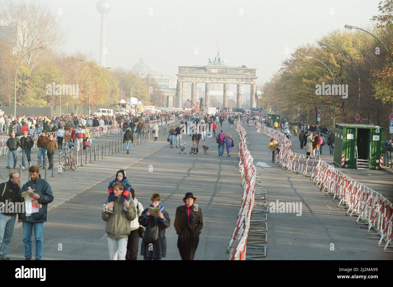 Berlino Ovest, Germania, 10 giorni dopo il rilassamento del valico di frontiera da parte del governo della RDT. Ciò ha permesso ai cittadini della germania orientale di attraversare Berlino ovest e la Germania ovest, foto scattate il 19th novembre 1989. Foto Stock