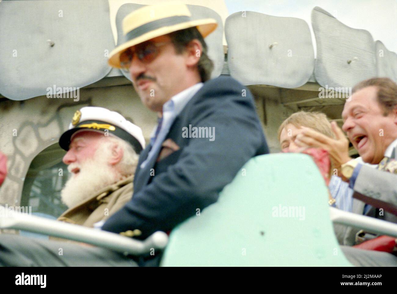 Cast of Only Fools and Horses seduta su Roller-Coaster ride, eopidose, The Jolly Boys outing, maggio 1989. David Jason Foto Stock