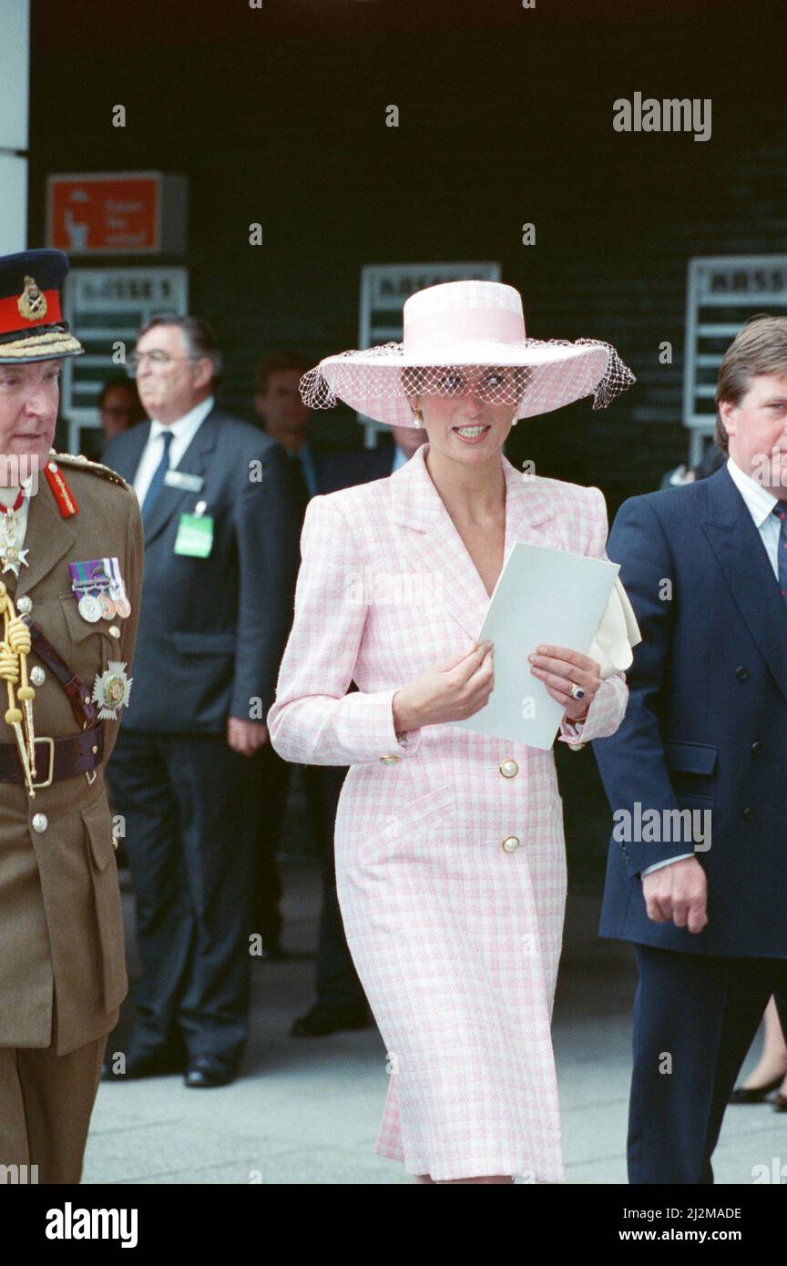 HRH la Principessa del Galles, la Principessa Diana e HRH il Principe del Galles visitano Munster in Germania. Hanno partecipato ad un pranzo del Ringraziamento della Vittoria della Guerra del Golfo. La guerra del Golfo iniziò il 2nd agosto 1990 e terminò il 28th febbraio 1991. Molte delle truppe britanniche erano di stanza in Germania. La principessa indossa un abito coordinato di cappotto di lana di controllo rosa e bianco di Catherine Walker e un cappello Philip Somerville con veli.The vestito si stringe davanti con grande doratura e bottoni perla immagine presa 12th giugno 1991 Foto Stock