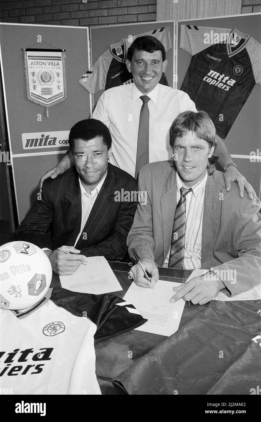 Nuove firme Aston Villa, con il manager Graham Taylor. Da sinistra a destra, Paul McGrath, Graham Taylor (in piedi) e Kent Nielsen. 24th luglio 1989 Foto Stock