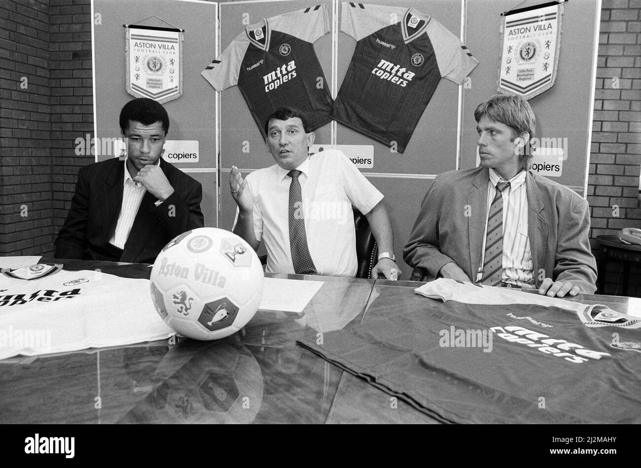 Nuove firme Aston Villa, con il manager Graham Taylor. Da sinistra a destra, Paul McGrath, Graham Taylor e Kent Nielsen. 24th luglio 1989 Foto Stock