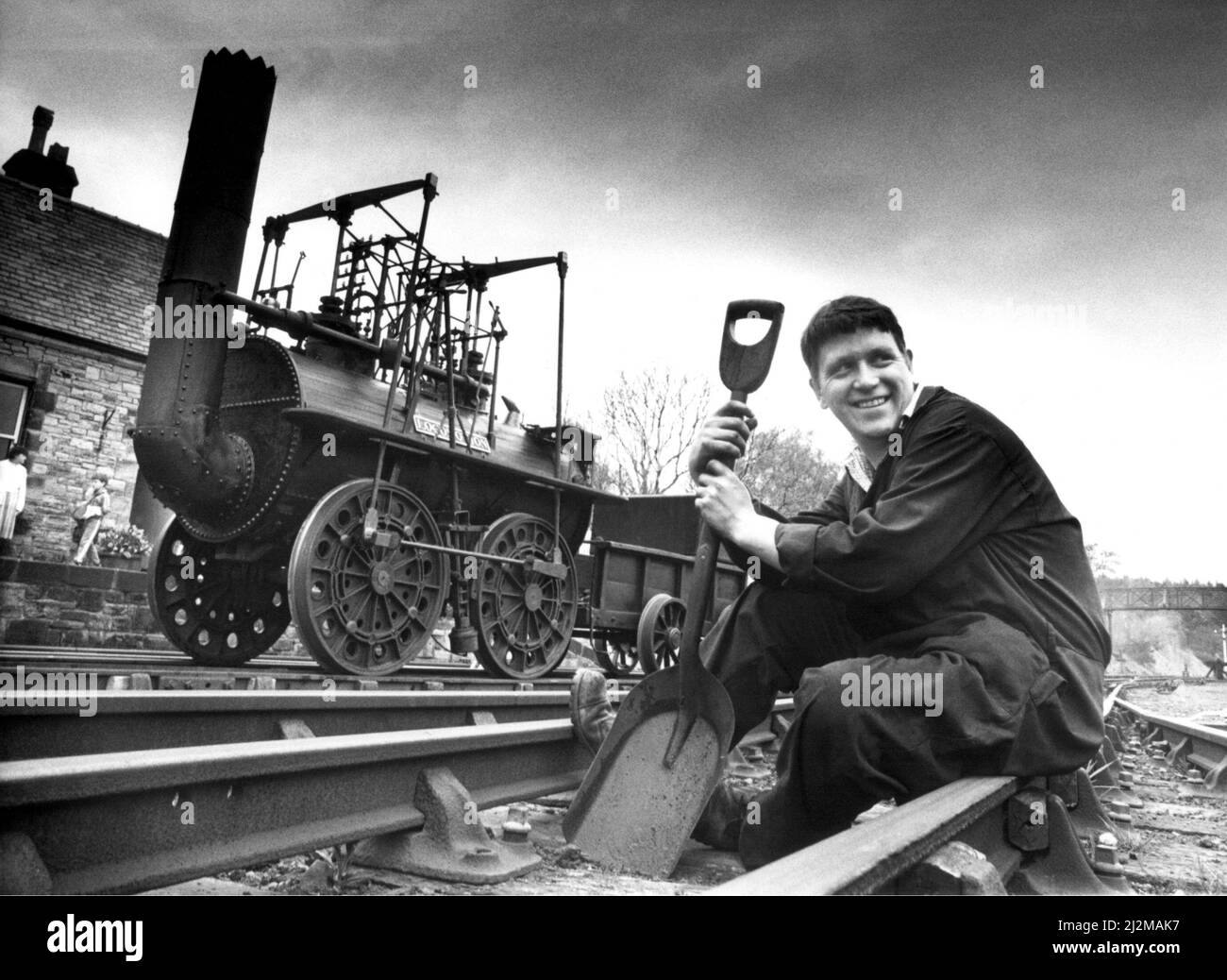 Il sig. Jim Rees al Museo di Beamish con una replica in scala completa della locomozione di George Stephenson No.1 il 3rd maggio 1989 Foto Stock