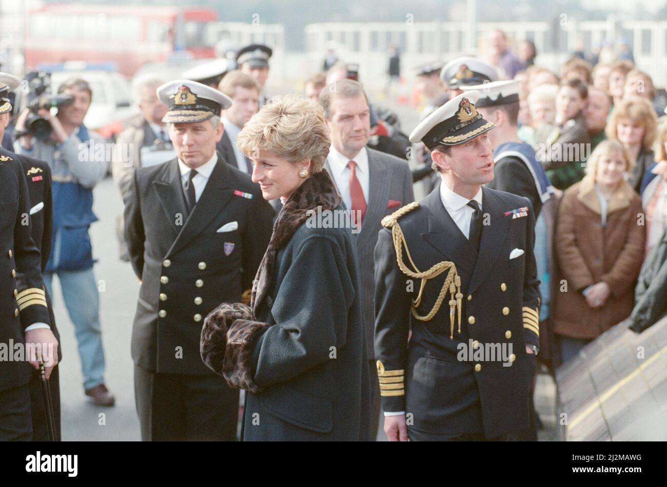 S.A.R. la Principessa del Galles, la Principessa Diana, E S.A.R. il Principe Carlo, il Principe del Galles, visita Devonport, Plymouth, Devon, per incontrare le famiglie delle truppe che si trovano nella zona della Guerra del Golfo. La visita della coppia reale ha contribuito a criticare ancora che i reali non stanno mostrando abbastanza sostegno per le nostre truppe. Foto scattata il 11th febbraio 1991 Foto Stock